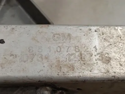 Chevrolet Corvette C8, mała wada przedniej ramy pomocniczej 84903385, wspornik przedniej osi