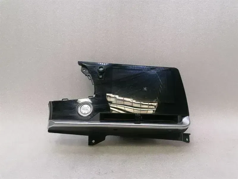 Chevrolet Corvette (C8) Chevrolet Corvette C8 Navigation Monitor 84918275 Display Picture Shirt DEFECT