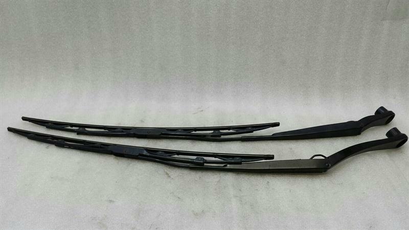 Dodge Challenger Dodge Challenger SRT Wiper Arm Set 68044161AB Windshield Wiper Set Body type: Coupe
Fuel: Petrol