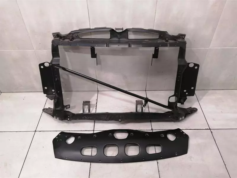 Bentley Continental GT, GTC, Flying Spur Bentley Continental Flying Spur Front End 3W0805155Q Lock Carrier Front Mask Body type: Saloon
Fuel: Petrol