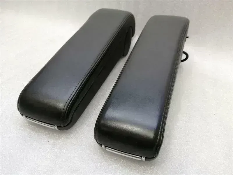 Bentley Continental GT, GTC, Flying Spur BENTLEY CONTINENTAL FLYING TRACK Armrest 3W0864209F Center Armrest Armrest Leather Body type: Saloon
Fuel: Petrol