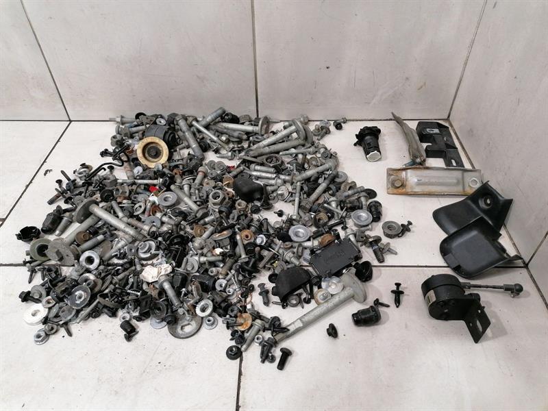 Chevrolet Corvette (C6) CHEVROLET CORVETTE C6 SCREWS SCREWS BOLTS FROM ONE CAR SET KIT BOLTS Body type: Coupe
Fuel: Petrol