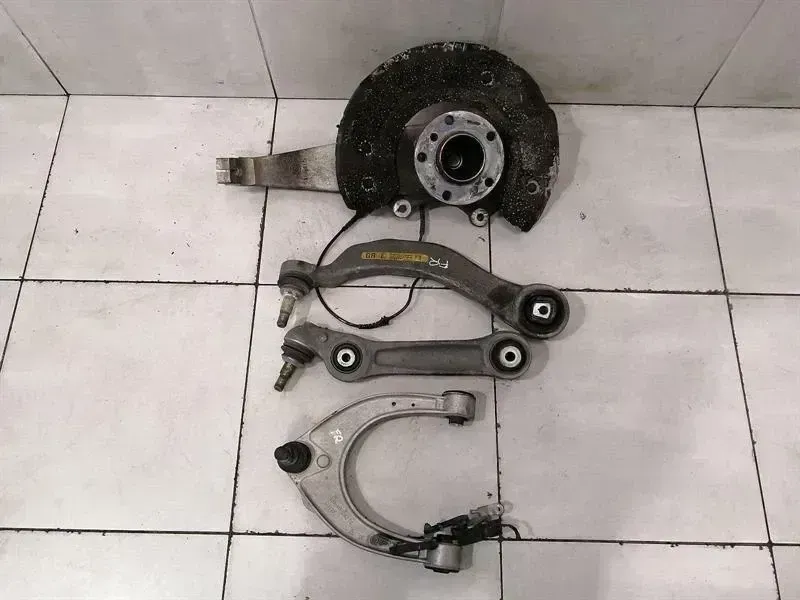 BMW 7 (F01 / F02 / F03 / F04) BMW 7 series F02 right front hub set 31216775768 wheel bearing housing front right Body type: Saloon
Fuel: Petrol