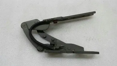 Charnière de capot droite BMW Série 7 E65 41618240334