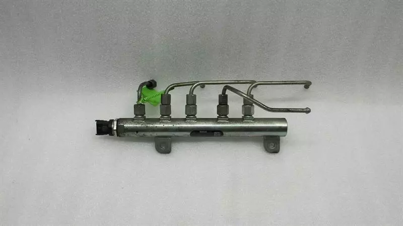 Saab 9-3 SAAB 9-3 Fuel Rail 55209572 Fuel Injector Pipe Manifold 2.2 TID Body type: Unknown
Fuel: Unknown