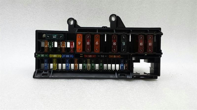 BMW 7 (E65 / E66 / E67 / E68) BMW 7 series E65 E66 fuse box 69005820 fuse box central electrics Body type: Saloon
Fuel: Petrol