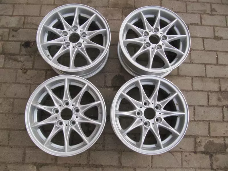 BMW Z4 (E85 / E86) BMW Z4 E85 E86 Alloy wheel set 7J x16 ET47 6758189 alloy rim Body type: Convertible
Fuel: Petrol