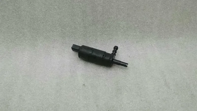 Porsche Panamera Porsche Panamera washer fluid pump 97062450200 washer water pump Body type: Saloon
Fuel: Petrol