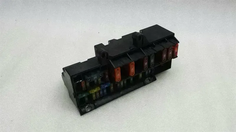 BMW 7 (E65 / E66 / E67 / E68) BMW 7 Series E65 Fuse Box 69005820 Fuse Box Body type: Saloon
Fuel: Petrol