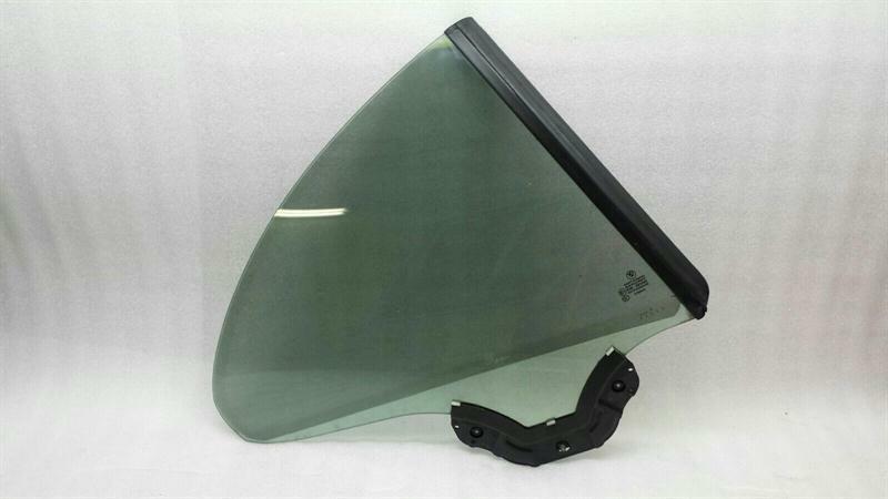 BMW 6 (E63 / E64) BMW 6 Series E64 Right Rear 1/4 Glass 7186644 Door Window 1/4 Rear Right