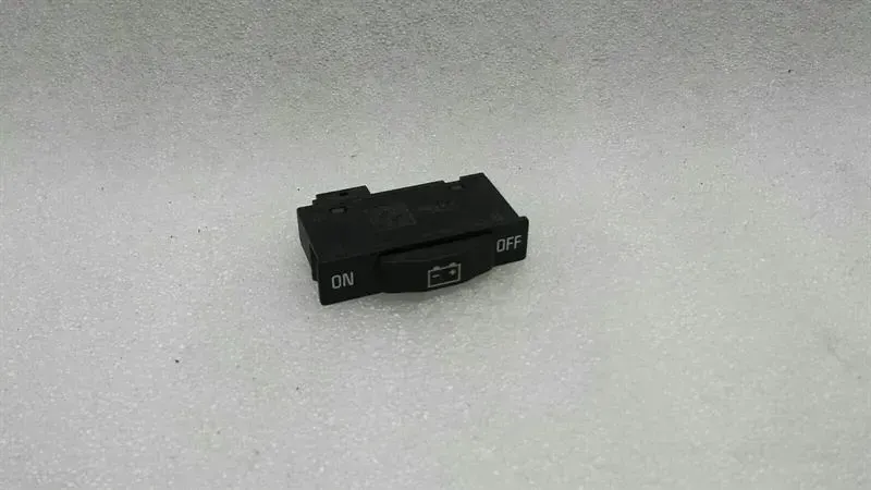 BMW 7 (E65 / E66 / E67 / E68) BMW 7 series E65 E66 distribution switch 8379594 battery shutdown switch Body type: Saloon
Fuel: Petrol