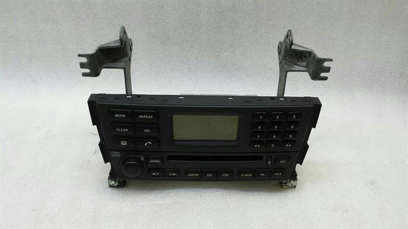 Jaguar S-Type Jaguar S-type CD player XR849661 audio system controller 03-06 Body type: Saloon
Fuel: Diesel