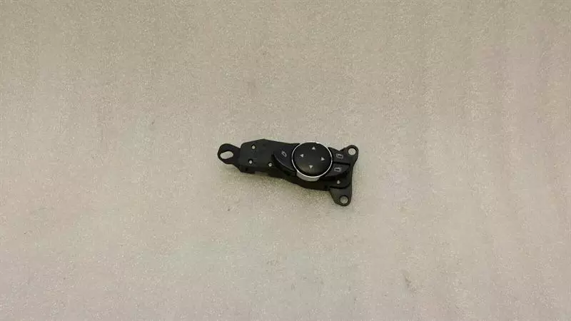 Mercedes-Benz A (W168) Mercedes E Class W211 RHD Mirror Switch A2118213051 Right Handlebar Body type: Saloon
Fuel: Petrol