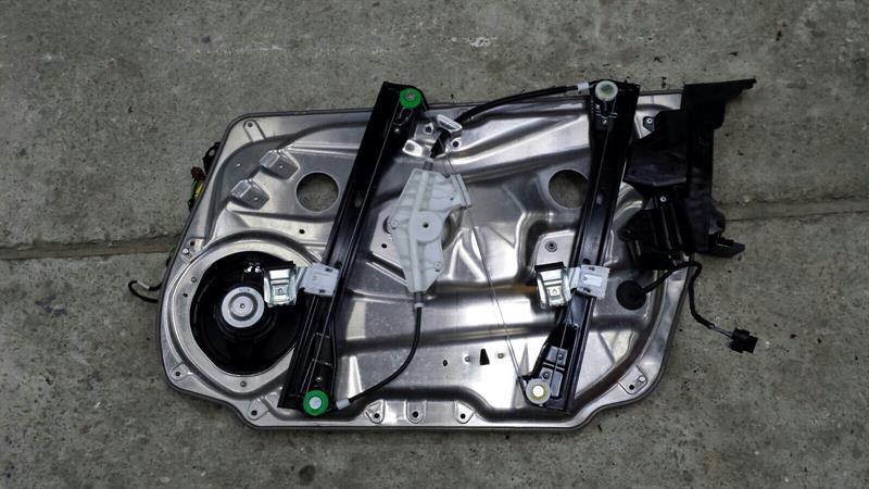 Mercedes-Benz A (W169) MERCEDES C Class W204 Fensterheber Vorne Links A2127201579 Window Regulator Body type: Saloon
Fuel: Diesel