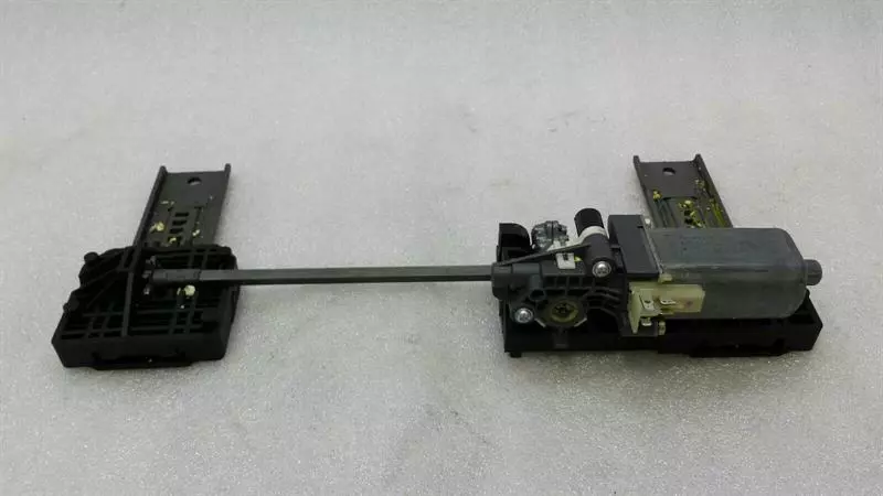 BMW 7 (E65 / E66 / E67 / E68) BMW 7 series E65 seat pad actuator engine 7068045 actuator seat Body type: Saloon
Fuel: Petrol