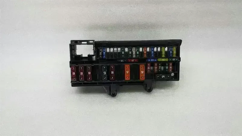 BMW 7 (E65 / E66 / E67 / E68) BMW 7 series E65 E66 fuse box 69005820 fuse box central electrics Body type: Saloon
Fuel: Petrol