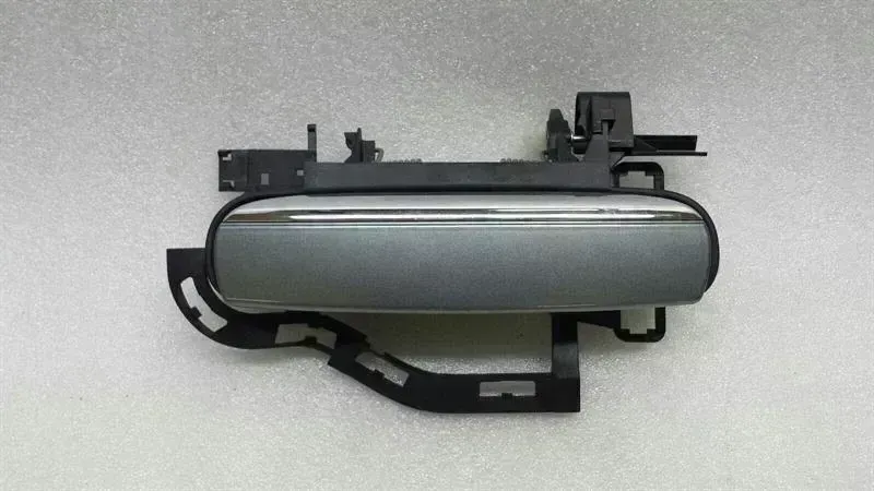 Audi A6 (C6) Audi A6 4F left door handle 4F0837885 door handle left Body type: Saloon
Fuel: Diesel