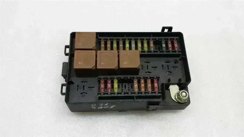 Jaguar XJ (X308) Jaguar XJ X308 Fuse Box LNF2822AB Fuse Box Body type: Saloon
Fuel: Petrol