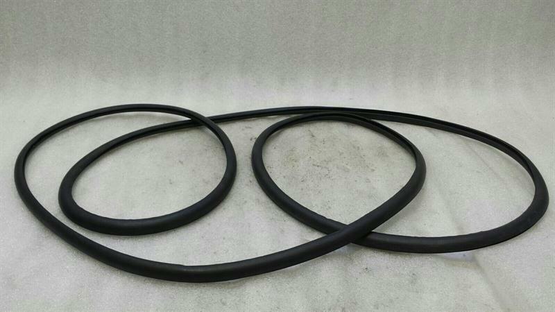 Jaguar XJ (X308) Jaguar XJ X300 Windshield Seal BEC24436 Windshield Seal Body type: Saloon
Fuel: Petrol