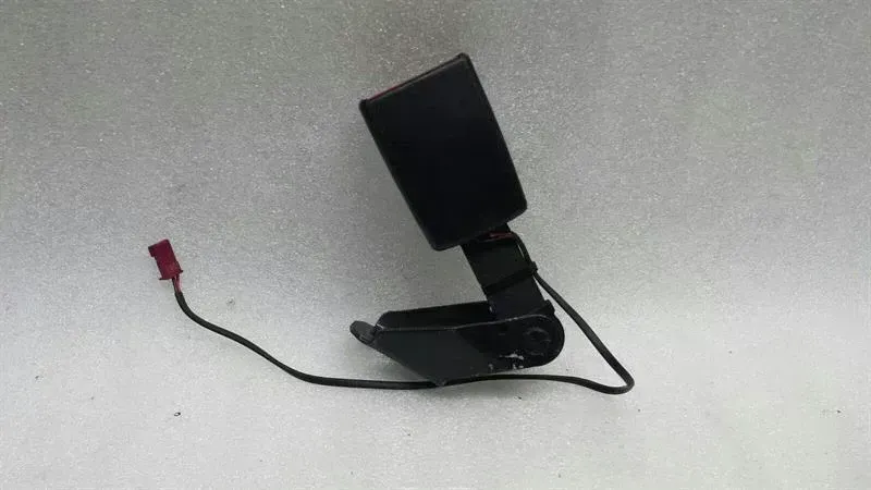 BMW 7 (E65 / E66 / E67 / E68) BMW 7 series E65 E66 rear belt buckle 7134041 belt lock base belt Body type: Saloon
Fuel: Petrol