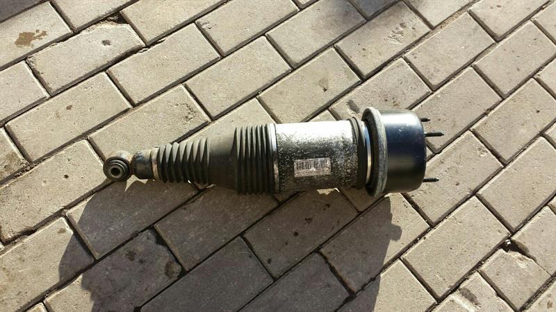 Jaguar XJ Jaguar XJ X351 air suspension air spring rear C2D11404 airmatic shock absorber Body type: Saloon
Fuel: Diesel