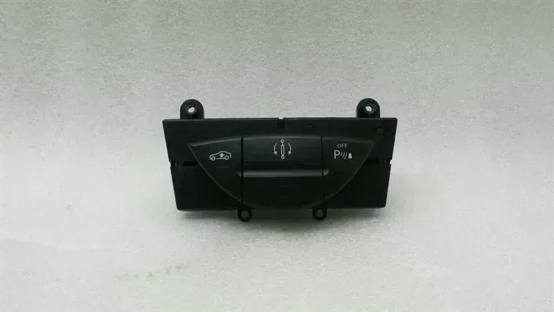 Mercedes-Benz CLS (C219) Mercedes CLS W219 Air Suspension Switch A2118217058 AIRMATIC Switch Body type: Saloon
Fuel: Petrol