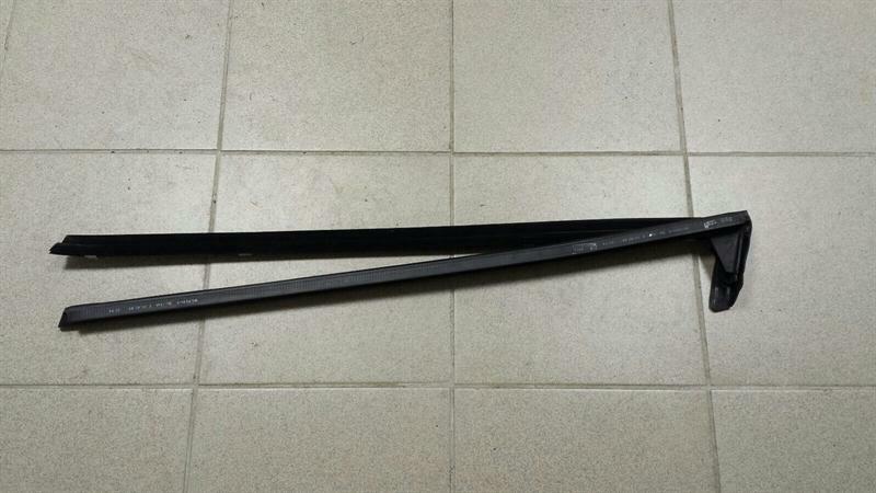 Mercedes-Benz CLK (W209) Mercedes CLK W209 Left Body Seal A2096700138 Bar Left Body type: Coupe
Fuel: Unknown