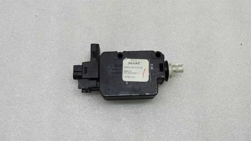 Jaguar XJ 2009-2019 JAGUAR XJ X350 X358 Fuel Cap Actuator C2C4240 Fuel Flap Actuator