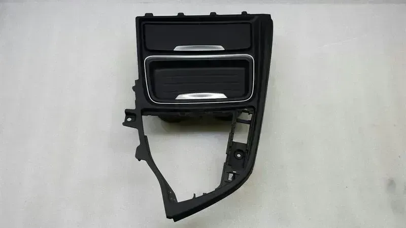 BMW 3 (E90 / E91 / E92 / E93) BMW 3 Series F30 RHD Cup holder 51169218926 right handlebar Body type: Saloon
Fuel: Diesel
