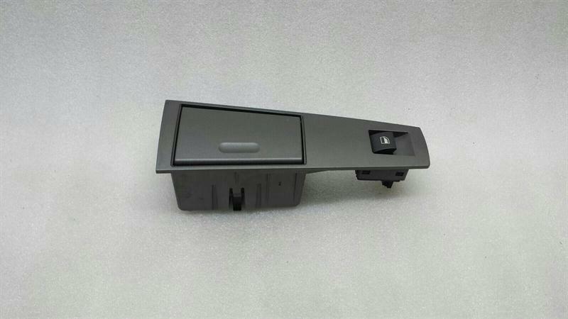 BMW 7 (E65 / E66 / E67 / E68) BMW 7 series E65 rear left ashtray 7024489 ashtray rear left ashtray Body type: Saloon
Fuel: Petrol
