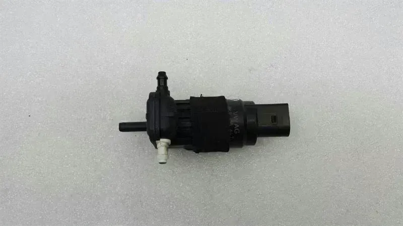 Audi Q5 (8R) Audi Q5 8R washer fluid pump 8K9955647 washer water pump Body type: SUV
Fuel: Diesel