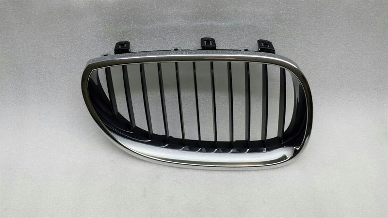 BMW 5 (E60 / E61) BMW 5 series E60 E61 Front grille right 51137027062 KÜHLERGITTER rechts Body type: Unknown
Fuel: Diesel