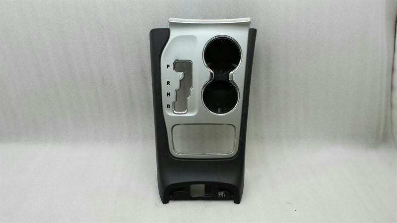 Jeep Cherokee (KL) Jeep Cherokee Gear Selector Surround 1SY571X9AD Shift Bag Cover SRT8 2013 Body type: SUV
Fuel: Petrol