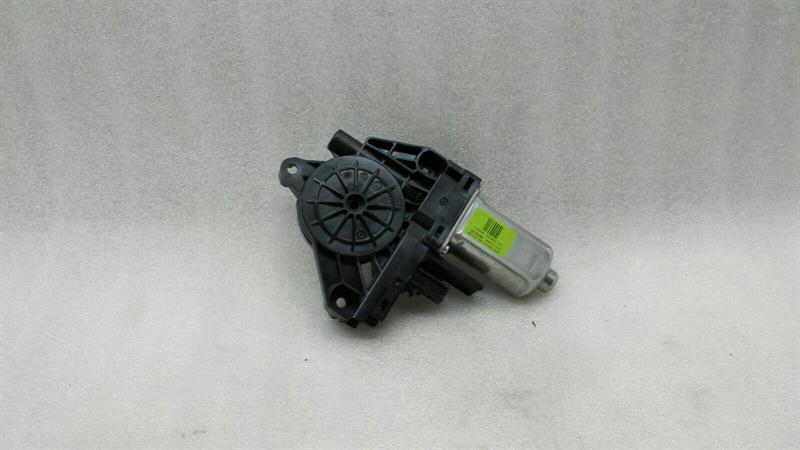 Jeep Cherokee (KL) Jeep Cherokee RRH window motor 68079284AB window motor rear right 2013 Body type: SUV
Fuel: Petrol