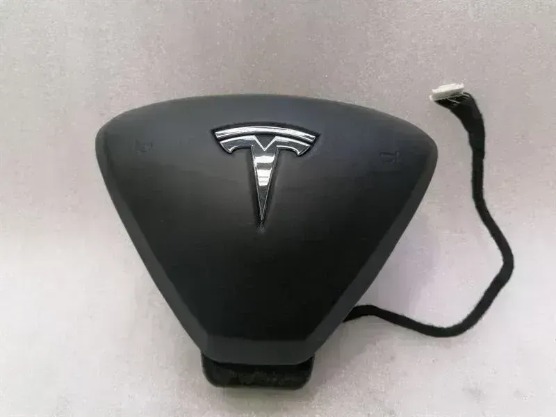 Tesla Model S Tesla Model S 70 steering wheel module 1022506-01-F steering wheel module Body type: Saloon
Fuel: ELECTRIC