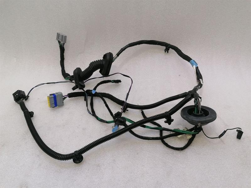 Tesla Model S Tesla Model S 70 Rear Right Door Wiring 1004426-00-P Rear Right Door Harness Body type: Saloon
Fuel: ELECTRIC
