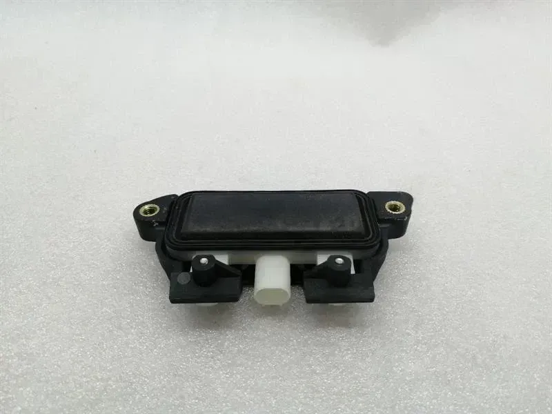 Tesla Model S Tesla Model S 70 Liftgate Release Handle Switch 1693785-00-A Tailgate Switch Body type: Saloon
Fuel: ELECTRIC