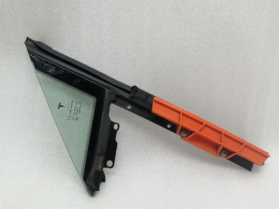 Tesla Model S 70 Left Front 1/4 Glass 1628121-97-A Door Panel 1/4 Front Left