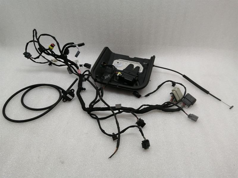 Tesla Model S konepellin lukitus Tesla Model S 70 Bonnet Lock Set 1033011-00-G B...