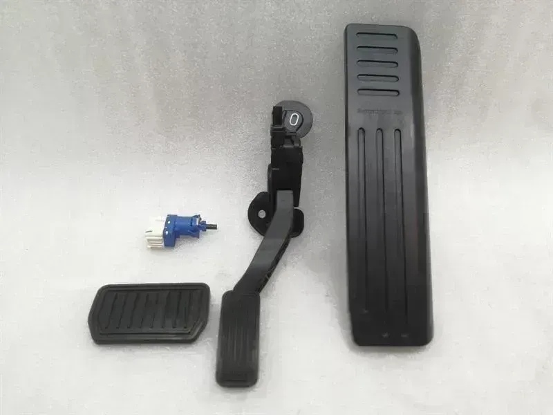 Tesla Model S Tesla Model S 70 Throttle Pedal (Electrical) 6PV933370-17 Throttle Pedal Body type: Saloon
Fuel: ELECTRIC