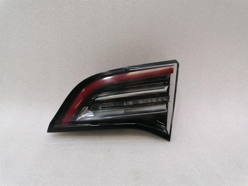 Tesla Model 3 Right Rear Light Tesla Model 3 Right Rear Light 1077404-00-C Tai...