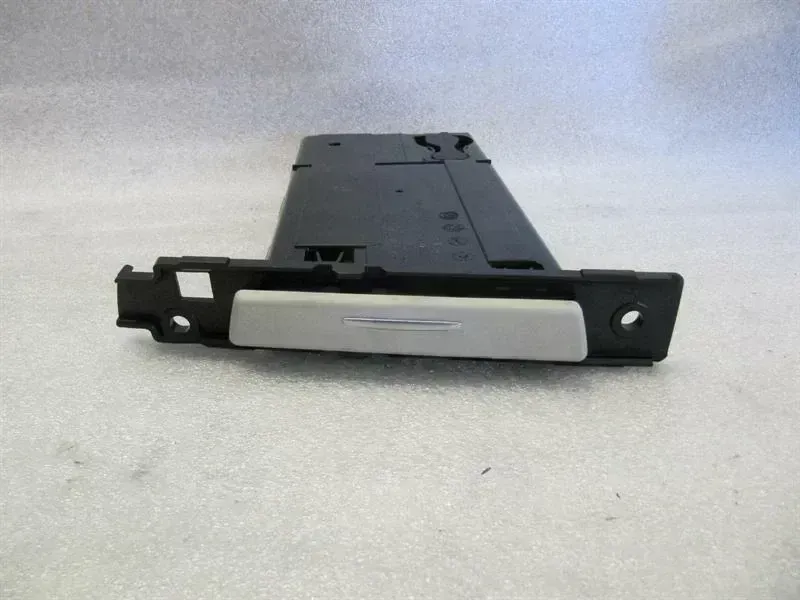 BMW 3 (E90 / E91 / E92 / E93) BMW 3 Series E92 LCI RHD Cup holder 9174146 right handlebar Body type: Coupe
Fuel: Diesel