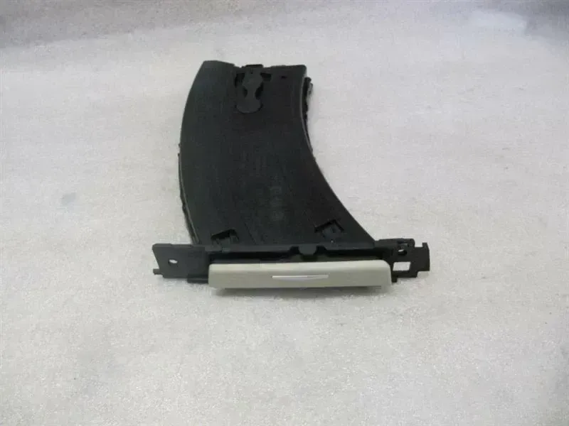 BMW 3 (E90 / E91 / E92 / E93) BMW 3 Series E92 LCI RHD Cup holder 51456957246 right handlebar Body type: Coupe
Fuel: Diesel