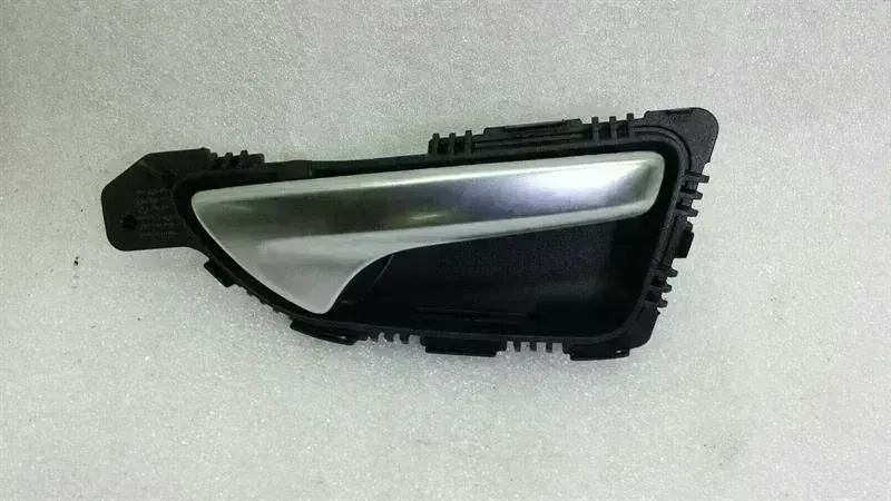 Mercedes-Benz CLS (C218) Mercedes CLS W218 FLH door inner handle A2187600161 interior door handle front left Body type: Saloon
Fuel: Diesel