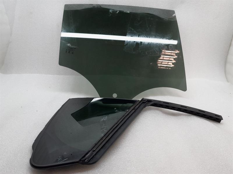 Jaguar I-Pace 2018-2024 Jaguar i-PACE X590 EV400 right rear door glass T4K10215 door window rear right