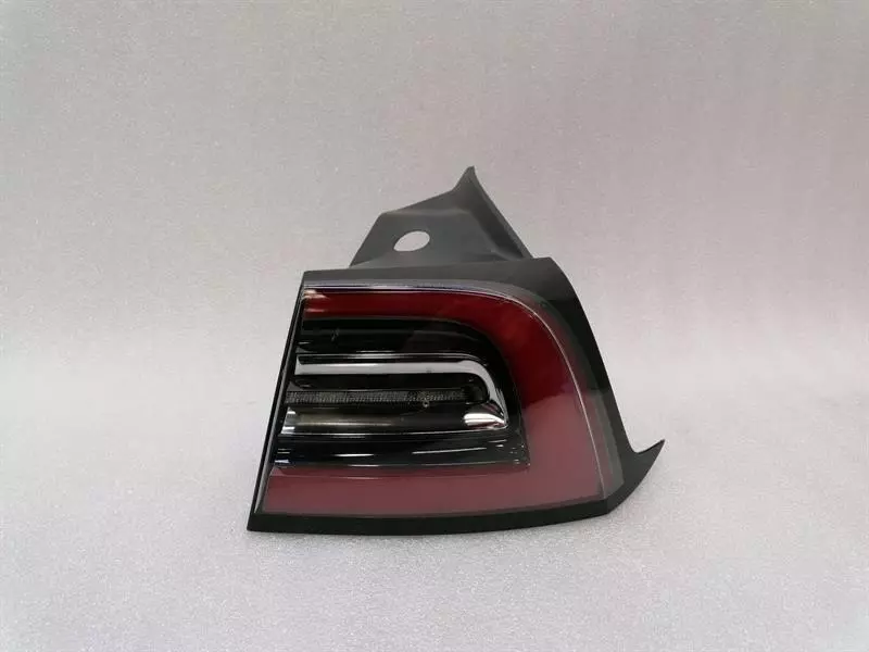Tesla Model 3 Right Rear Light Tesla Model 3 Right Rear Light 1077400-00-G Tai...