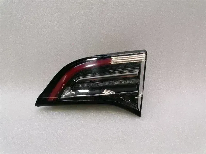 Tesla Model 3 Right Rear Light Tesla Model 3 Right Rear Light 1077404-00-C Rea...