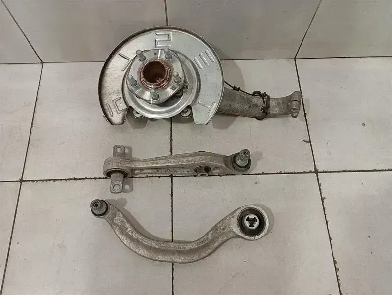 Tesla Model 3 Left Front Hub Tesla Model 3 Standard Range FLH Hub 1044311-00...