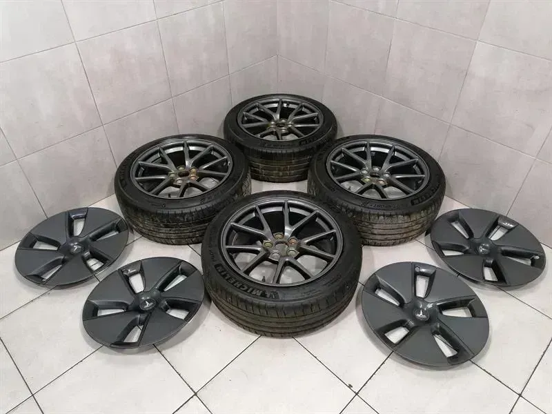 Tesla Model 3 Alloy Wheel TESLA MODEL 3 STANDARD RANGE Alloy Wheel 104426...
