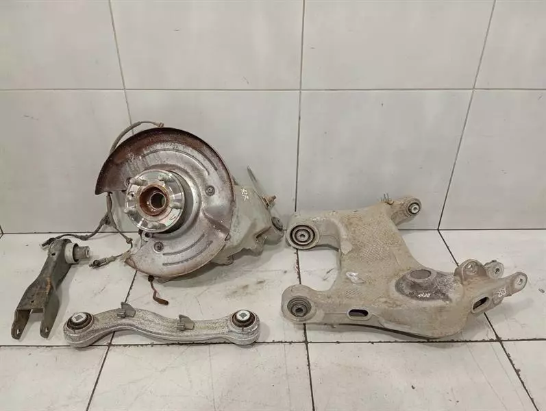 Jaguar I-Pace 2018-2024 Jaguar i-PACE X590 EV400 Right Rear Hub T4K9597 Wheel Bearing Housing Rear Right
